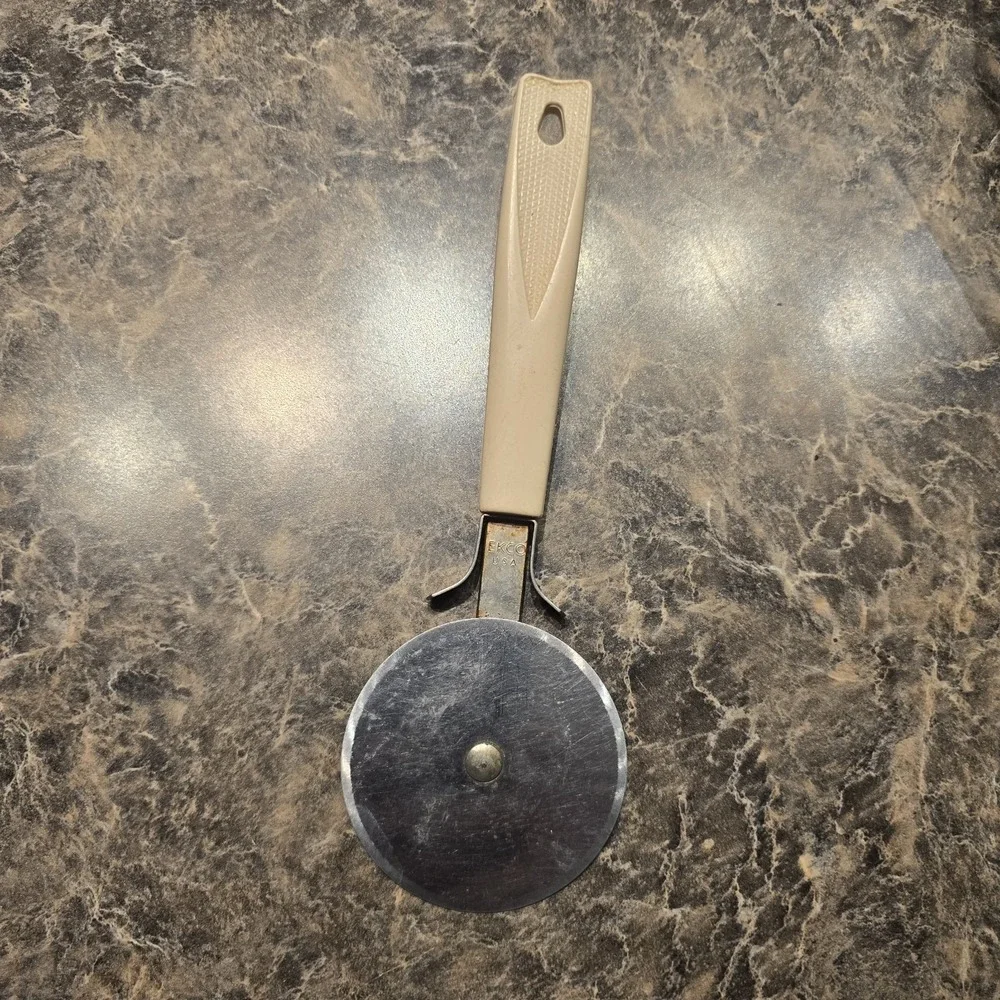 1980 Vintage EKCO Pastry‎ Pizza Cutter Beige Plastic Handle Made in USA